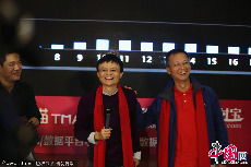 2013年11月11日，浙江省杭州市，阿里巴巴董事局主席马云、阿里巴巴CEO陆兆禧亲临数据中心，与国内外媒体记者交流。图片作者:毛毛/CFP