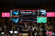 2013年11月11日，浙江省杭州市，阿里巴巴数据中心大屏幕显示“双十一”网上交易额破300亿。毛毛/CFP