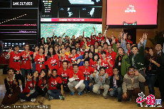 2013年11月11日，浙江省杭州市，阿里巴巴员工在破300亿大屏幕前庆祝留影。 毛毛/CFP