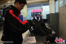 2013年11月11日，济南配送点一名工作人员清点出发前的行李物品。中国网图片库 郭志华/摄