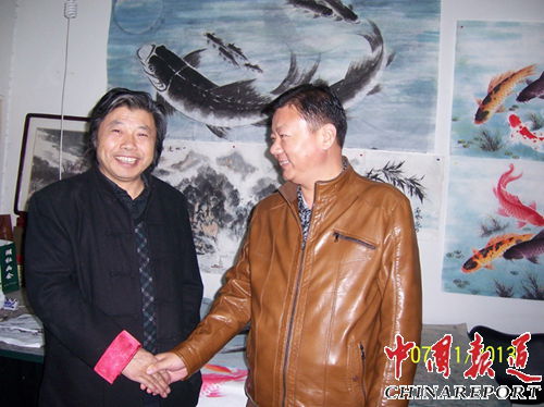 图为:(右一)基金会企业工作部张爱华部长,(左一)著名画家梁永学先生