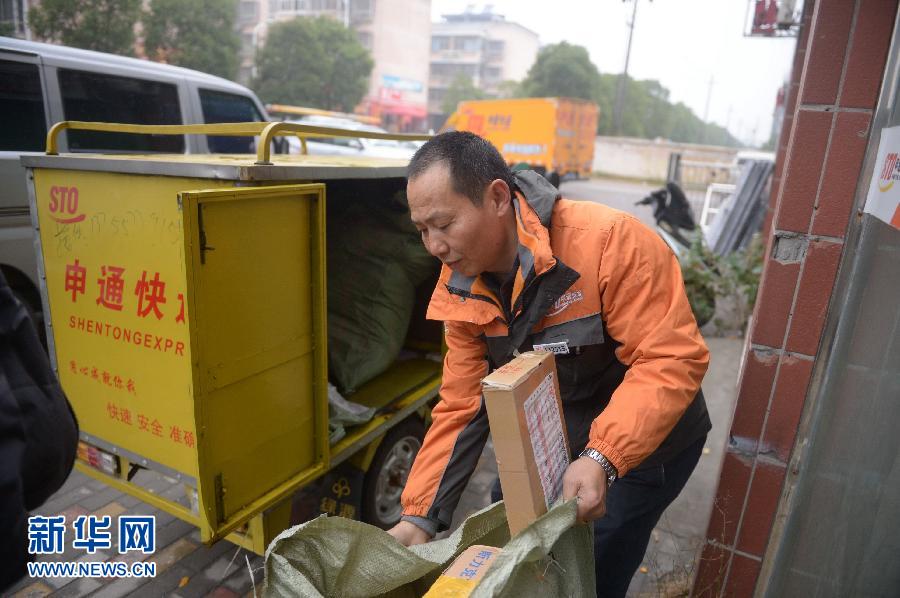 快遞奮戰“雙十一” 老快遞員要圓週游世界夢