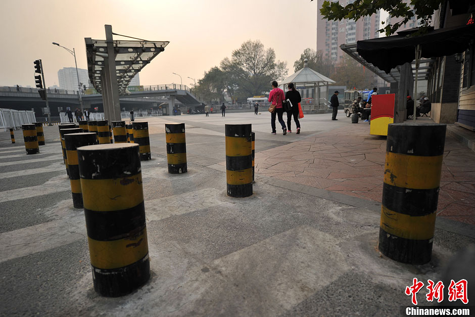 北京一地铁口密布“梅花桩” 行人过街不方便