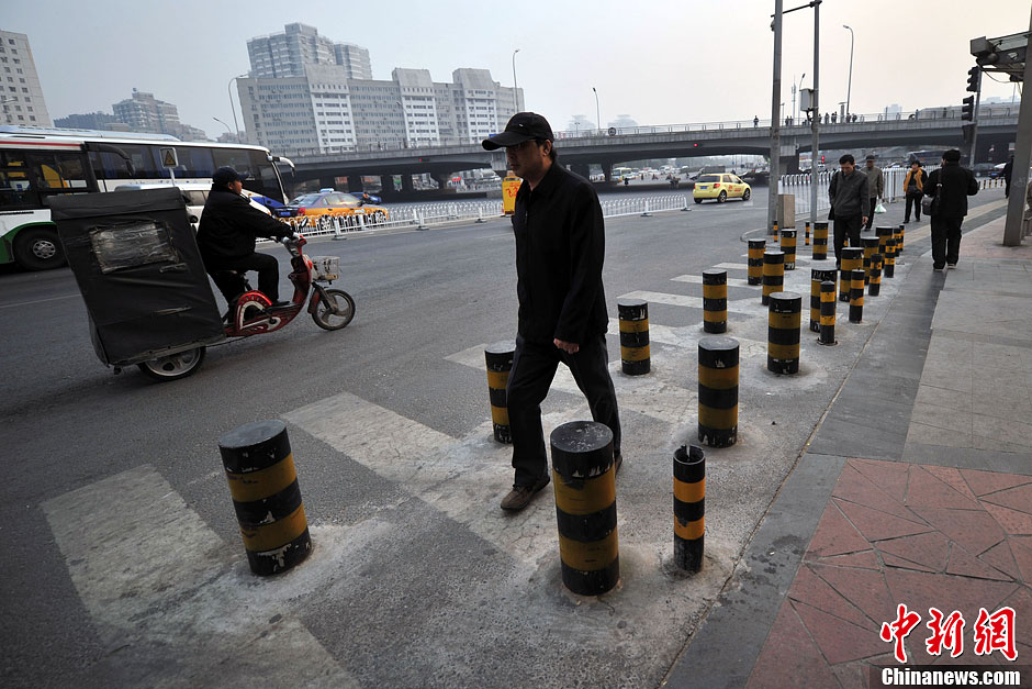 北京一地鐵口密布“梅花樁” 行人過街不方便