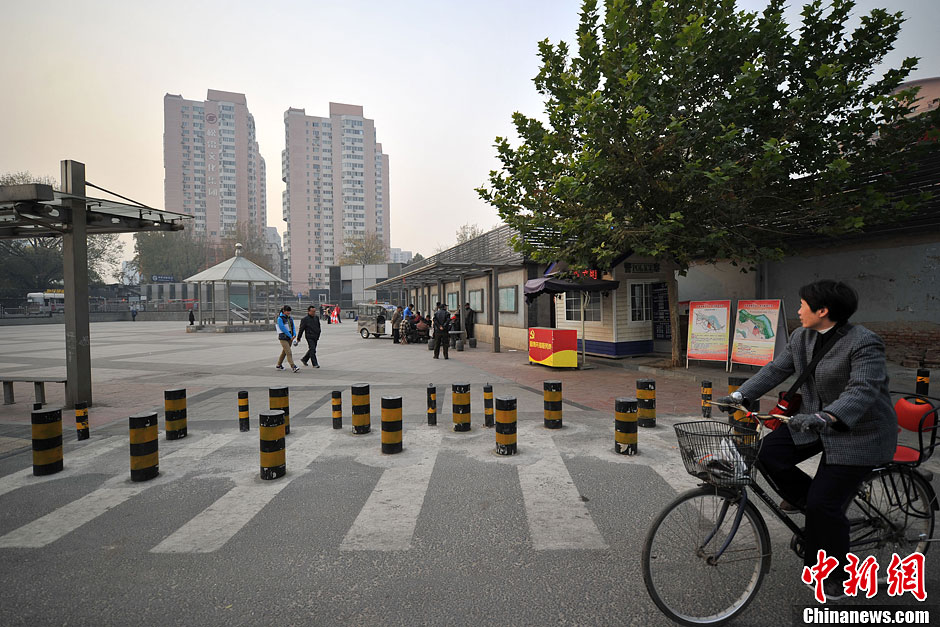 北京一地鐵口密布“梅花樁” 行人過街不方便