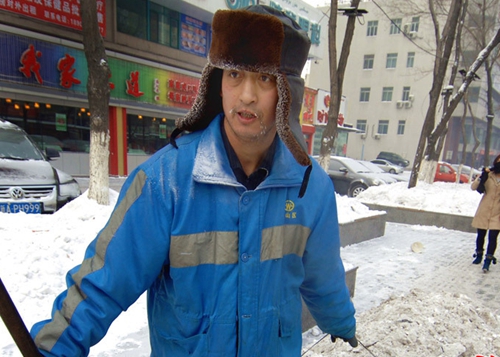 新疆:昼夜温差大 乌鲁木齐敲冰保安全