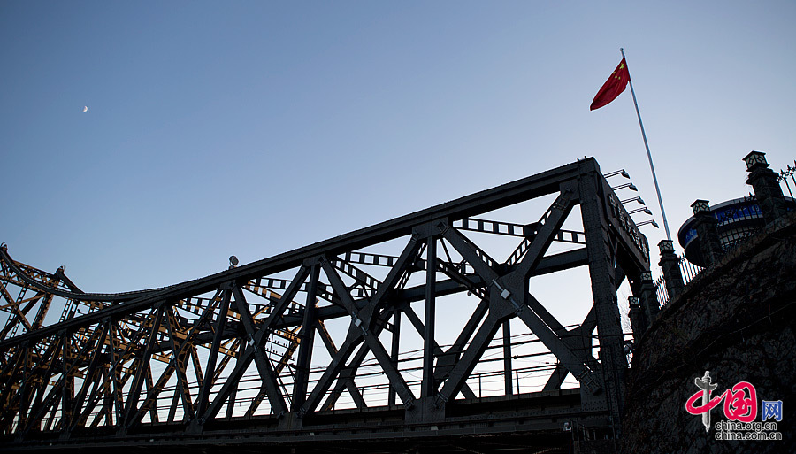 五星红旗在中朝友谊桥旁飘扬 中国网 杨佳 摄影