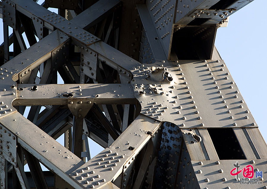 鸭绿江大桥 “摧不毁、炸不烂”的钢铁运输线[组图]