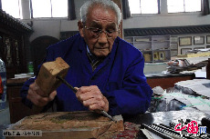  89歲高齡的郭太運是國家級非物質文化遺産開封木版年畫的唯一代表性傳承人。13歲時入店學徒到今年75年，他是目前中國木版年畫從藝時間最長者,享譽中外，被譽為“年畫泰斗。”中國網圖片庫 楊正華/攝