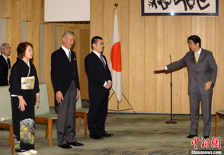 日本首相安倍晋三向中国留学生严俊颁发感谢信