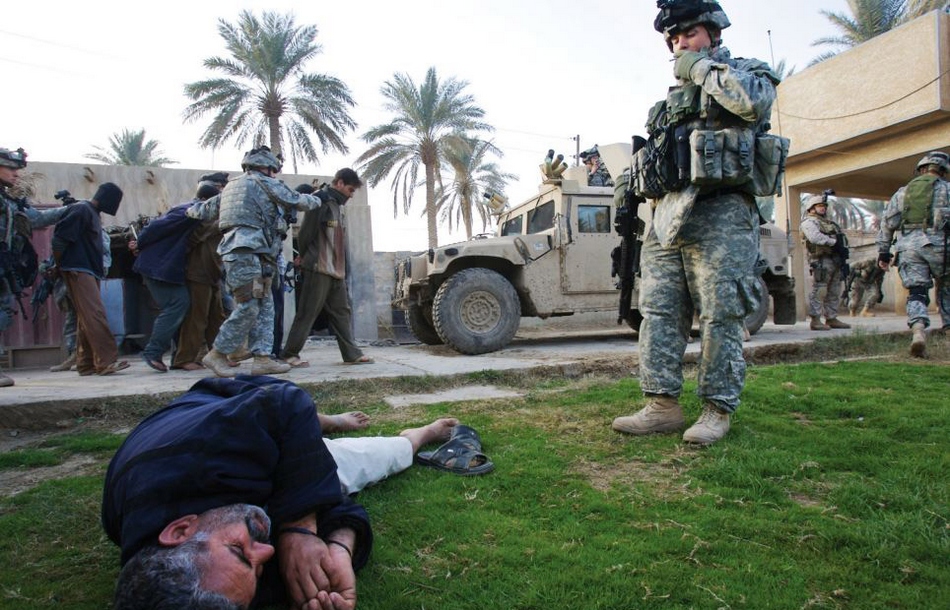 2006年1月24日,美国士兵突袭伊拉克东部城市拉马迪,俘获当地男子,捆住