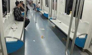 北京地铁称不文明游客为蝗虫