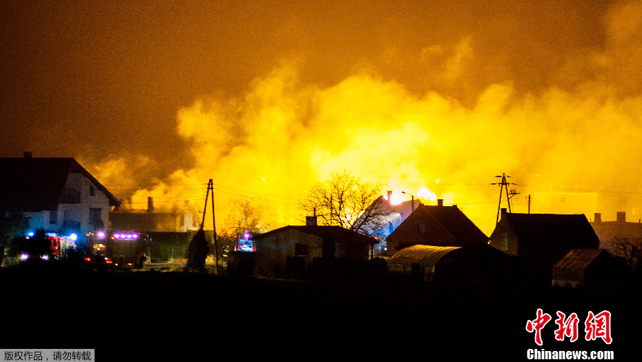 波兰中部的大波兰省杨科夫-普舍格茨基天然气管道11月14日发生爆炸，周边的数十栋建筑被大火吞噬。目前事故已造成3人死亡，10人受伤，伤者包括两名儿童，部分伤员伤势严重，死亡人数可能会继续增加。