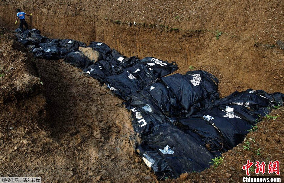 菲律宾风灾4千余人亡 集中挖坑掩埋尸体[组图]