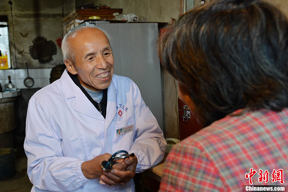 65岁老村医40多年坚守深山做乡亲们健康 守护