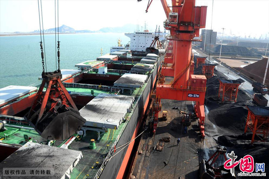 11月10日，连云港港口煤炭码头装卸转运进口电煤一派繁忙景象。