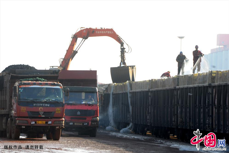 11月10日，连云港港口煤炭码头装卸转运进口电煤一派繁忙景象。