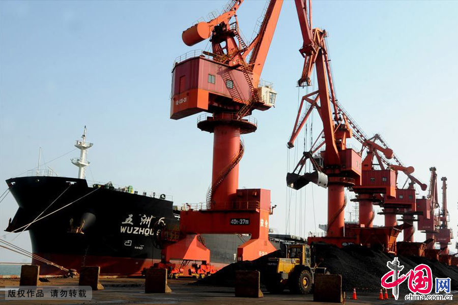 11月10日，连云港港口煤炭码头装卸转运进口电煤一派繁忙景象。