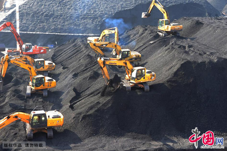 11月10日，连云港港口煤炭码头装卸转运进口电煤一派繁忙景象。