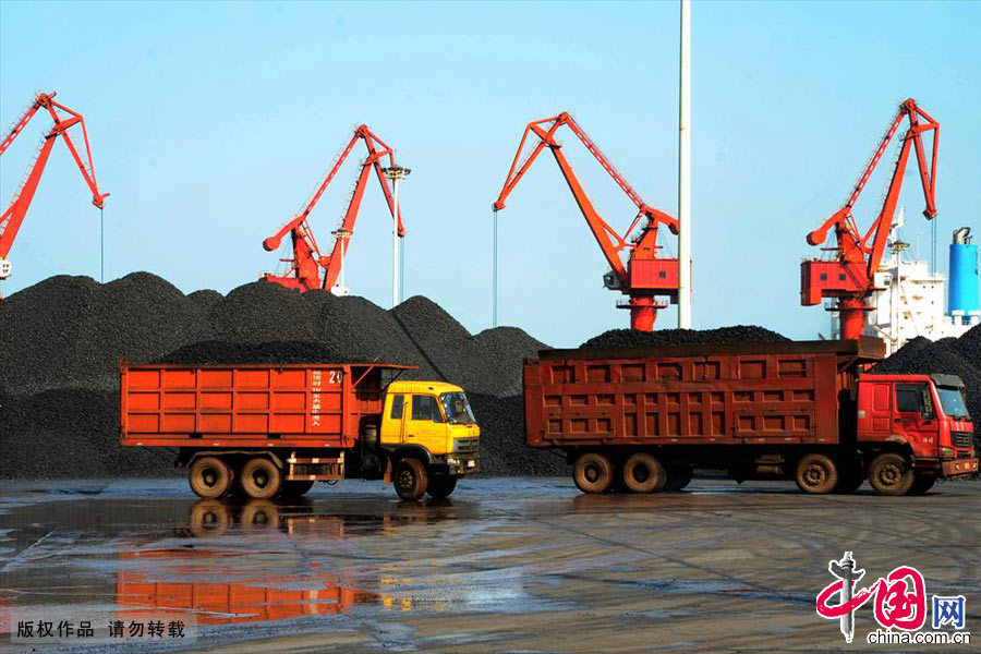 11月10日，连云港港口煤炭码头装卸转运进口电煤一派繁忙景象。