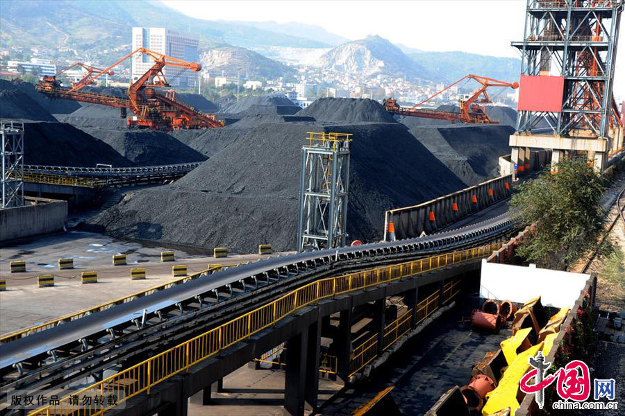 11月10日，连云港港口煤炭码头装卸转运进口电煤一派繁忙景象。