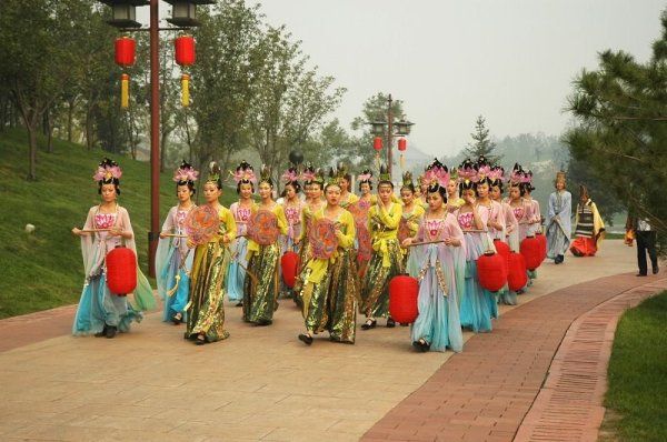 昏庸皇帝魏废帝为发泄精力让男优<em>裸体</em>追逐<em>宫女</em>