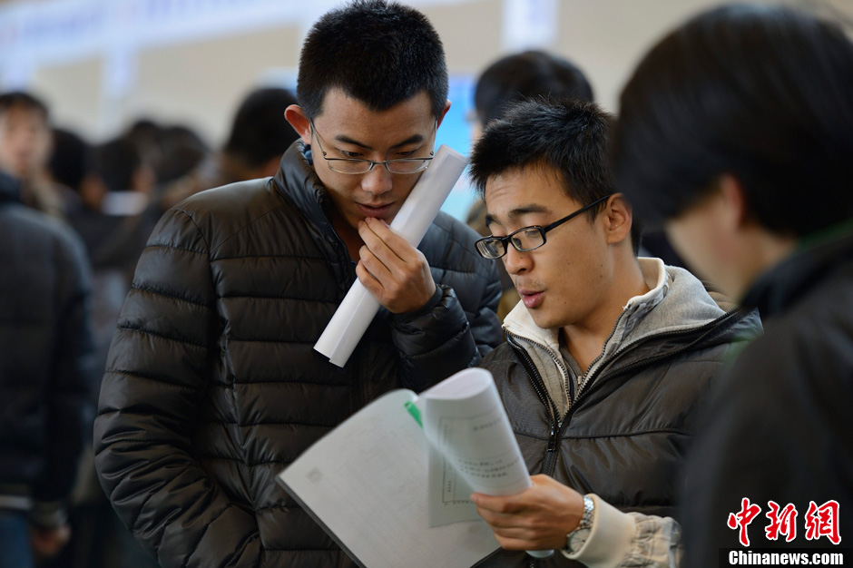 中国高校迎战最难就业年 2013年毕业生699万人