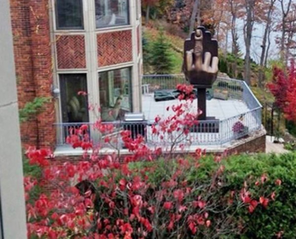美国男子为报复前妻 在其家门口竖铜像