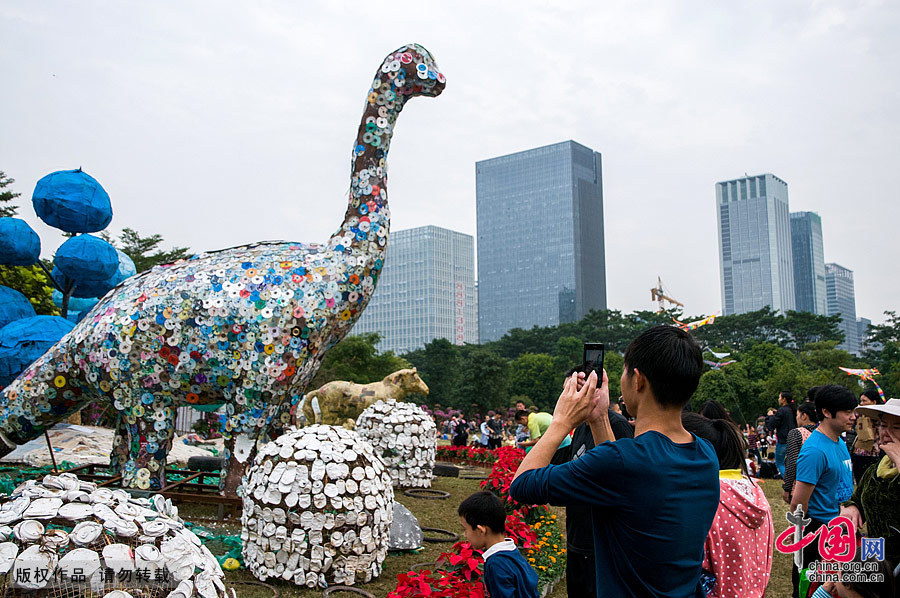 深圳垃圾雕塑变废为宝 引市民围观[组图]