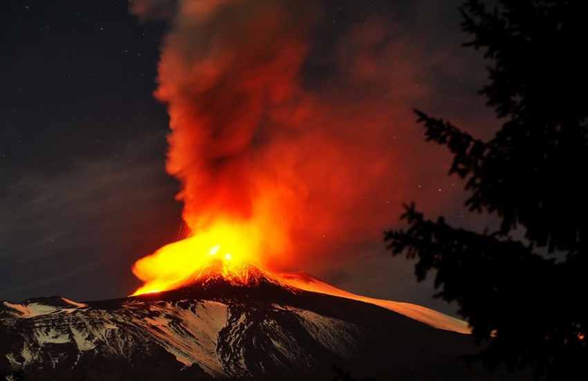 欧洲最活跃火山喷出数百米炽热岩浆[组图]