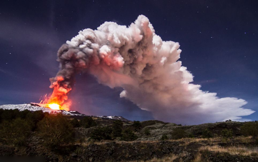 欧洲最活跃火山喷出数百米炽热岩浆[组图]