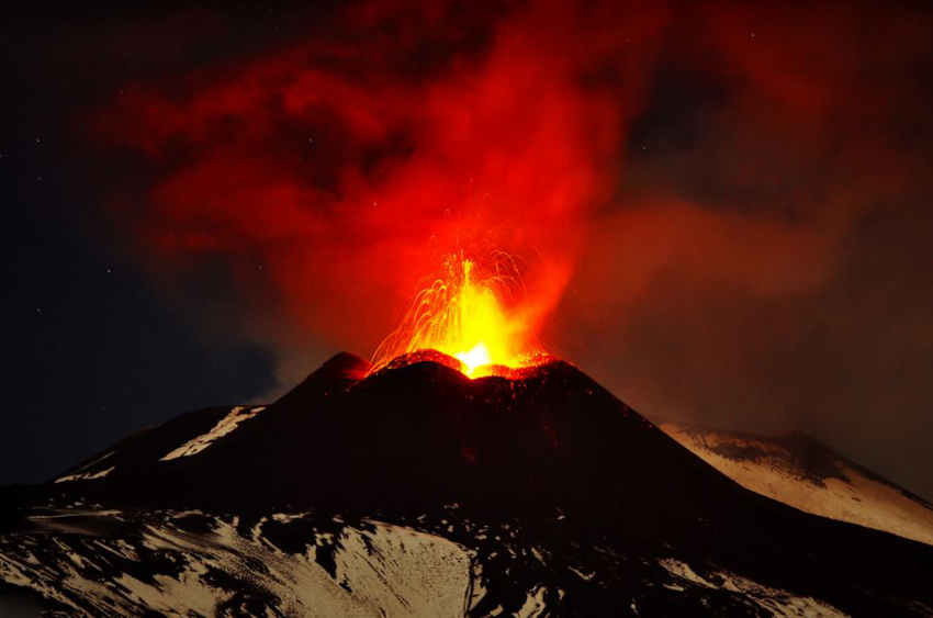 欧洲最活跃火山喷出数百米炽热岩浆[组图]