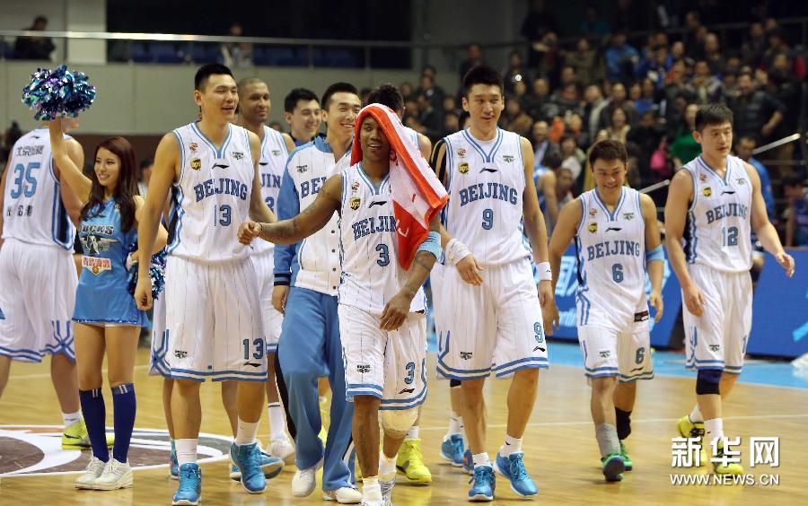 11月15日,北京金隅队球员赛后在场内庆祝获胜.新华社记者丁旭摄