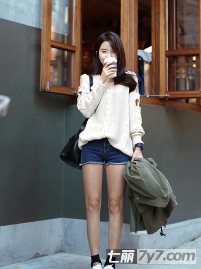 冬季时尚穿衣搭 <em>短套头毛衣</em>+短裤摆脱臃肿_资