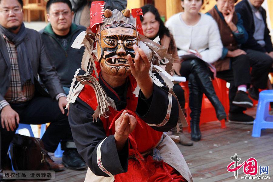 一名傩戏传承人戴着傩面具正在表演傩堂戏。中国网图片库 陈晓岚/摄