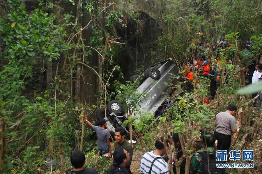 （国际）（1）印尼巴厘岛旅游车事故3名中国游客遇难