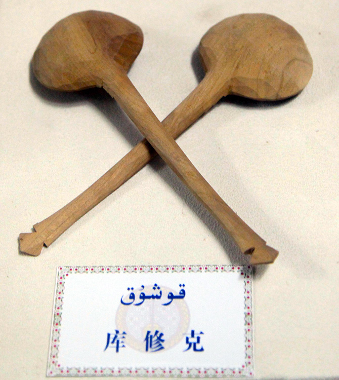  库休克，是一种木质勺子。它是由自然杏木制成，制作过程不添加任何化学成分，属纯天然手工制成品，它不但可以用来吃饭，而且还可以在麦西来甫中作为打击乐器使用。 中国网图片库 孙继虎/摄