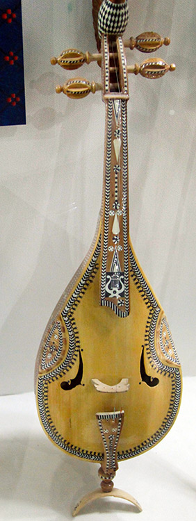  艾捷克为维吾尔族、乌孜别克族和塔吉克族弓弦乐器，造型别致独特，琴筒为球形，木制。艾捷克流行于新疆各地，是木卡姆音乐的主要演奏乐器之一。中国网图片库 孙继虎/摄