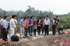 2013年4月4日，美国驻华大使骆家辉携妻子、儿女回到祖居广东江门台山水步镇吉龙村省亲祭祖。骆家辉说，这是他第一次带着孩子回家乡，目的是让孩子们了解中国的文化，了解自己的祖先。摄影陈小铁/CFP