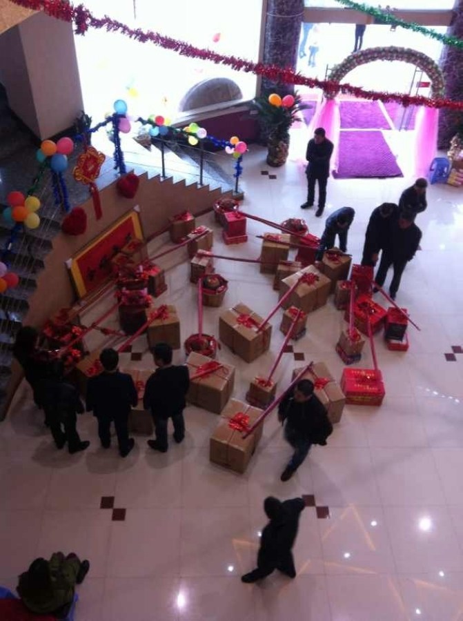 中东阔少炫富玩狮子 豪车金条土豪瞬间被秒杀