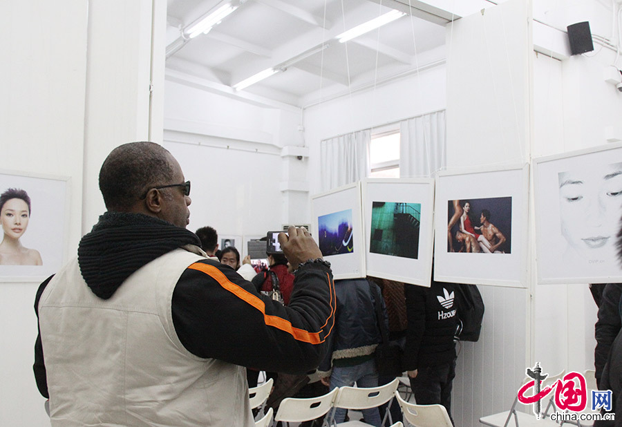  2013年11月21日，第八届OVIP时尚商业摄影展在北京三里屯开幕，影展主题为《影像•前行》，各界影友百余人到场观摩交流。图为影展现场。中国网记者 伦晓璇/摄