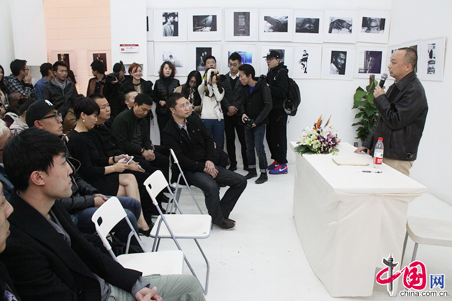  2013年11月21日，第八届OVIP时尚商业摄影展在北京三里屯开幕，影展主题为《影像•前行》，各界影友百余人到场观摩交流。图为开幕仪式现场。中国网记者 伦晓璇/摄 