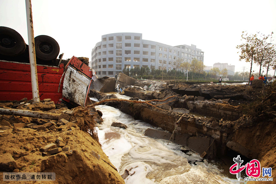 2013年11月22日，山东青岛黄岛管线泄漏起火爆炸现场。图片来源：中国网图片库 