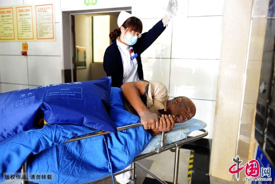 2013年11月22日，山东青岛开发区第一人民医院医护人员将伤病员送往住院部。图片来源： 中国网图片库 
