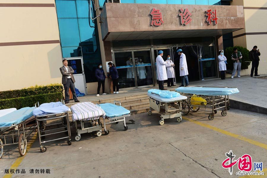 2013年11月22日，山东青岛开发区第一人民医院急诊医护人员严正以待救治伤员。图片来源： 中国网图片库 