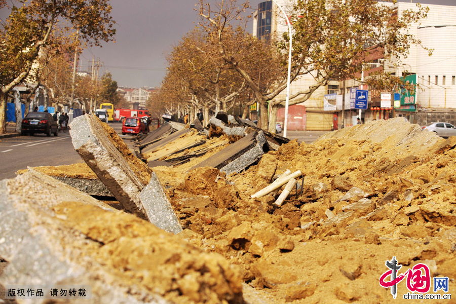 2013年11月22日，山东青岛黄岛管线泄漏起火爆炸现场。图片来源：中国网图片库