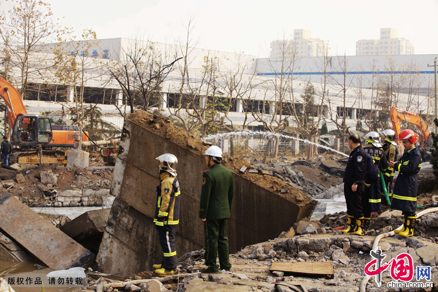 2013年11月22日，青岛黄岛区化工区附近发生爆炸，事故现场。图片来源： 中国网图片库 