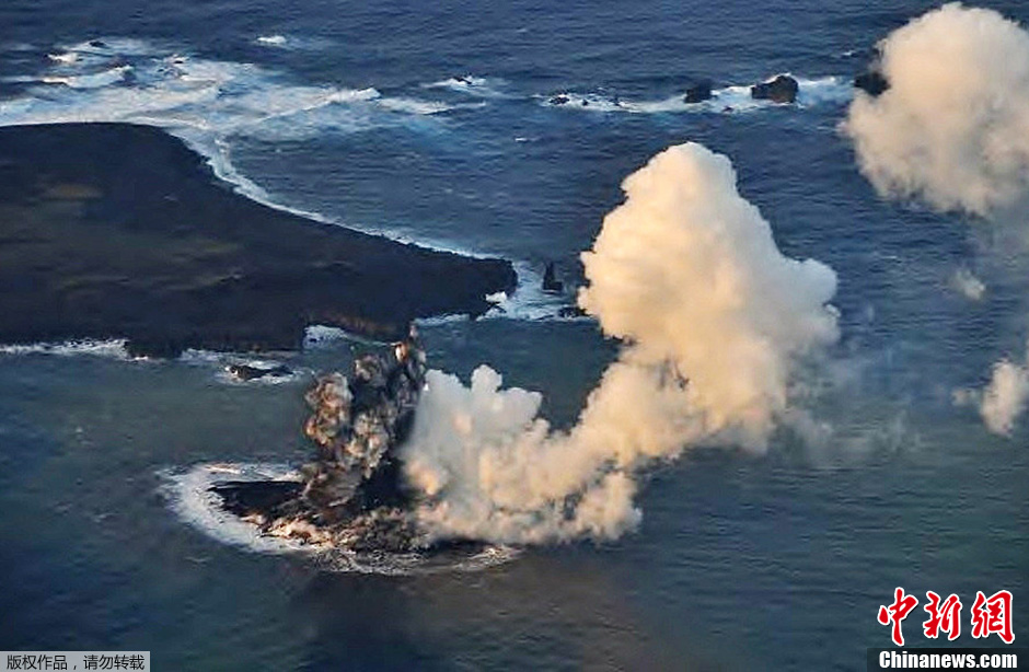 日本火山喷发形成新岛 日官房长官望借其扩大领海[组图]
