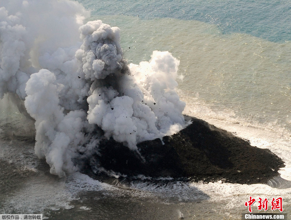 日本火山喷发形成新岛 日官房长官望借其扩大领海[组图]