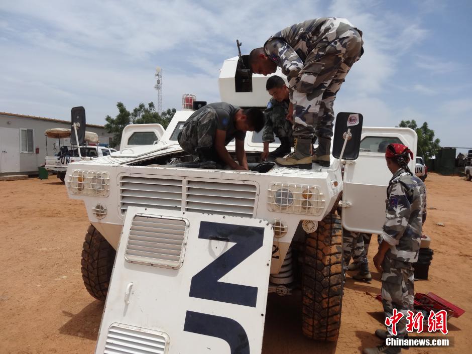 中国赴达尔富尔维和部队帮兄弟部队维修车辆[组图]